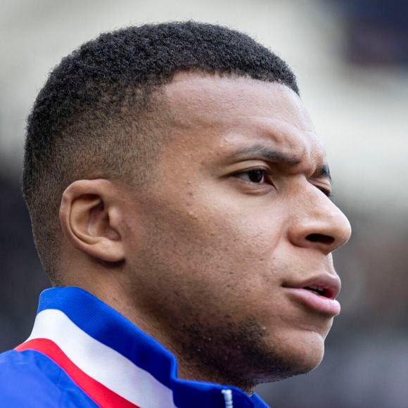 Elles mettent en lumière des pratiques controversées au sein du PSG, notamment la mise à l’écart des joueurs, appelée "loft". 

Kylian Mbappé

Elyxandro Cegarra / PsnewZ / Bestimage