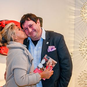 Exclusif - Caroline Margeridon (Affaire conclue sur France 2) , dédicace son livre "Libre!" dans la boutique Haute Antiques 207 de son ami et collègue dans l'émission Stéphane Vanhandenhoven à Bruxelles le 14 novembre 2021. © Frédéric Andrieu / Bestimage