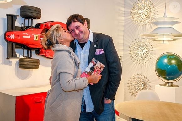 Exclusif - Caroline Margeridon (Affaire conclue sur France 2) , dédicace son livre "Libre!" dans la boutique Haute Antiques 207 de son ami et collègue dans l'émission Stéphane Vanhandenhoven à Bruxelles le 14 novembre 2021. © Frédéric Andrieu / Bestimage