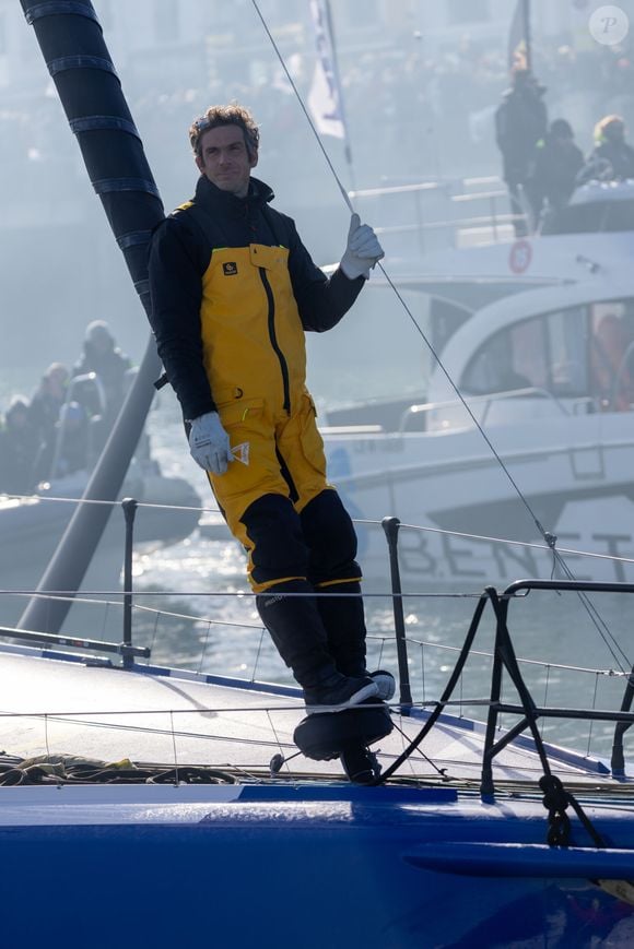 Le skipper de Macif Charlie Dalin remporte la dixième édition du tour du monde en solitaire Vendée Globe en pulvérisant le record de l’épreuve en 64 jours, 19 heures 22 minutes et 49 secondes aux Sables-d'Olonne, France, le 14 janvier 2025. © Alexis Courcoux/Psnewz/Bestimage
