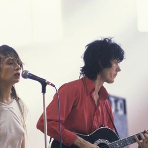 En France, durant leur tournée, Catherine Ringer, chantant au micro avec Fred Chichin à la guitare. © Michel Croizard via Bestimage