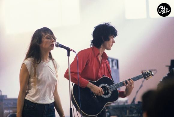 En France, durant leur tournée, Catherine Ringer, chantant au micro avec Fred Chichin à la guitare. © Michel Croizard via Bestimage