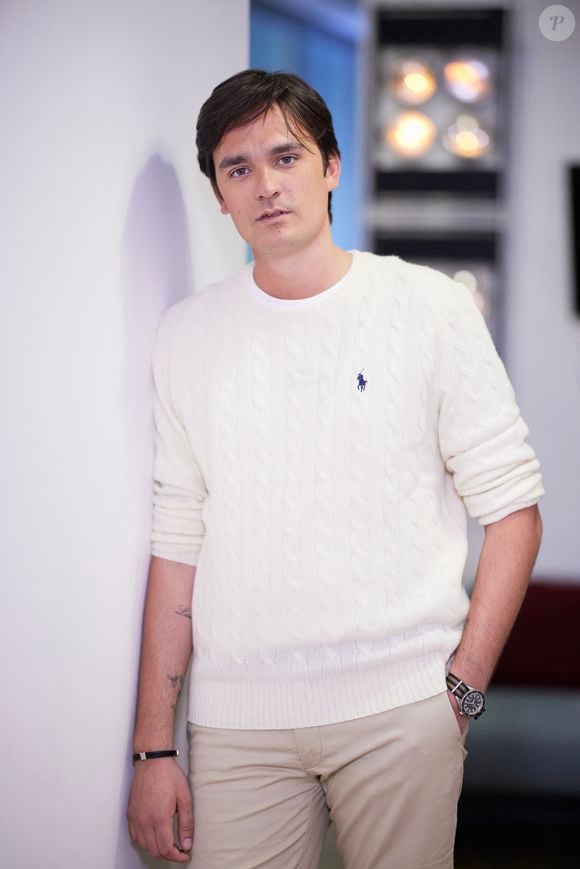 Exclusif - Alain-Fabien Delon en backstage de de l'émission "C à Vous" à Paris, le 18 octobre 2024. 

Photo : Cyril Moreau / Bestimage