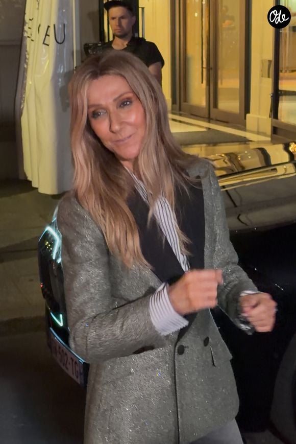 Récemment, la musicienne a été impressionné par les talents de chanteur d'un jeune homme

Céline Dion, de retour d'une séance intense de répétitions, prend le temps de saluer ses fans devant l'hôtel Royal Monceau à Paris le 7 septembre 2026 © Lea Vieillot / Bestimage