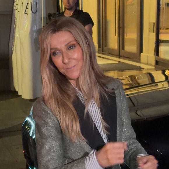 Récemment, la musicienne a été impressionné par les talents de chanteur d'un jeune homme

Céline Dion, de retour d'une séance intense de répétitions, prend le temps de saluer ses fans devant l'hôtel Royal Monceau à Paris le 7 septembre 2026 © Lea Vieillot / Bestimage