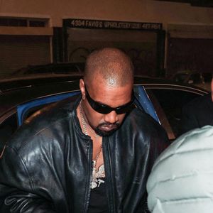 Le rappeur a marqué les esprits lors de l'édition 2025 des Grammy Awards.

Exclusif - Kanye West lors d'une séance photo improvisée dans la rue avec sa nouvelle Mercedes Maybach à la sortie d'une after-party des Grammys à Los Angeles, le 3 février 2025 © Backgrid USA / Bestimage