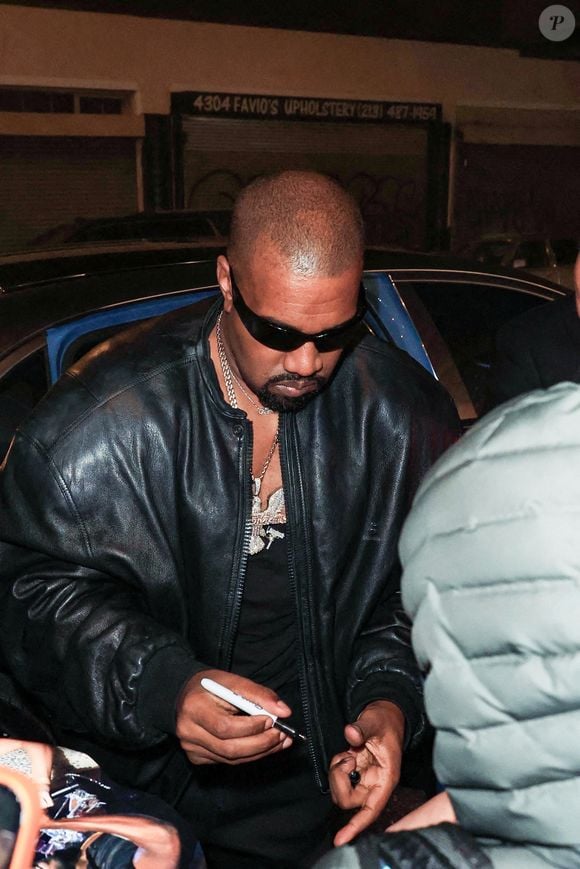 Le rappeur a marqué les esprits lors de l'édition 2025 des Grammy Awards.
Exclusif - Kanye West lors d'une séance photo improvisée dans la rue avec sa nouvelle Mercedes Maybach à la sortie d'une after-party des Grammys à Los Angeles, le 3 février 2025 © Backgrid USA / Bestimage