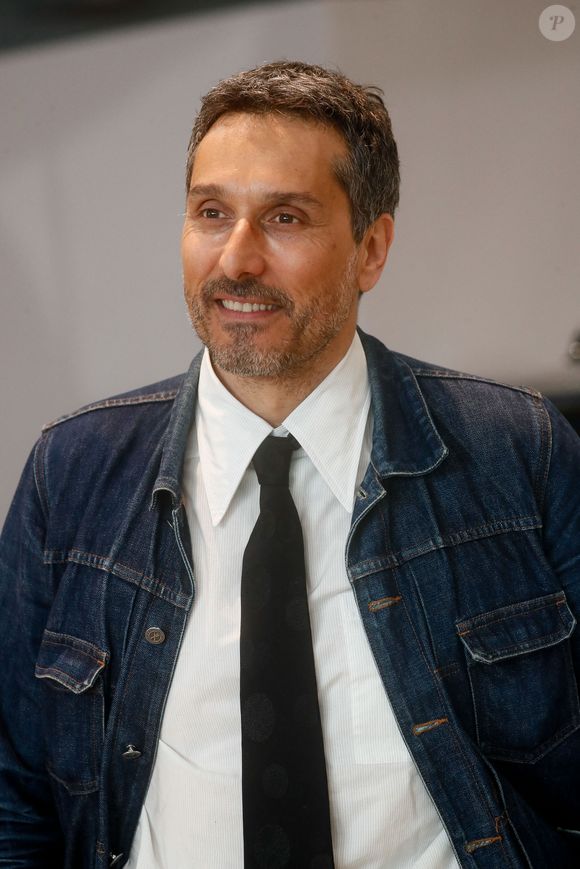 "Je ne consens pas", avait-il expliqué lors d'une conférence de presse à Paris pour présenter le "contre-sommet de l'intelligence artificielle" au Théâtre de la Concorde le 10 février dernier.

Vincent Elbaz - Soirée WT5 (What the Five Show) autour de la nouvelle Renault 5 E-Tech electric au Centre Pompidou à Paris le 23 avril 2024. 
© Christophe Clovis/Bestimage