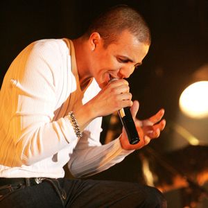 Faudel se produit en direct lors du festival 'La Ducasse de Mons', à Mons, Belgique, le 12 juin 2006. Photo par Av Press/ABACAPRESS.COM