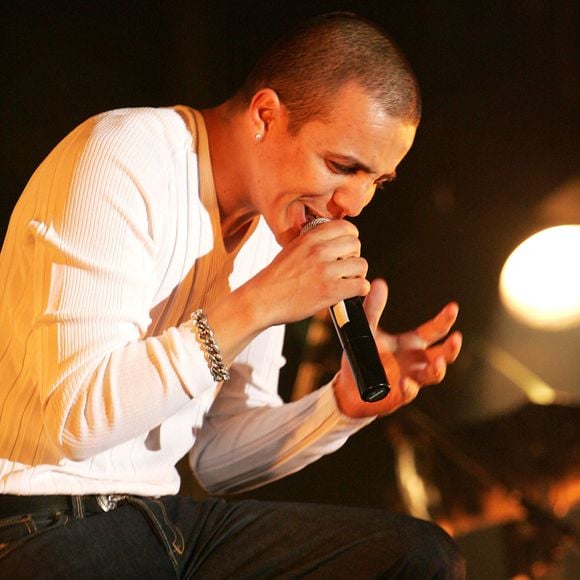 Faudel se produit en direct lors du festival 'La Ducasse de Mons', à Mons, Belgique, le 12 juin 2006. Photo par Av Press/ABACAPRESS.COM