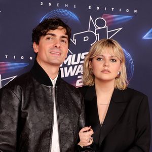 Florian Rossi et sa compagne Louane au photocall de la 25ème cérémonie des "NRJ Music Awards (NMA)" au palais des Festivals et des Congrès de Cannes, France, le 10 novembre 2023. © Dominique Jacovides/Bestimage