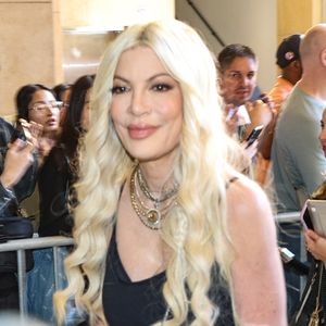 Tori Spelling arrive aux iHeartRadio Awards après avoir annoncé qu'elle avait demandé le divorce de son ex-mari Dean McDermott. Los Angeles, CA, USA le 1er avril 2024. Photo by Wil Roberts/Splash News/ABACAPRESS.COM