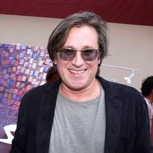 "Je ne sais pas si ça fait ça à tout le monde", s'est-il interrogé en évoquant son propre ressenti face au deuil.

Thomas Dutronc lors de la remise du 4ème prix Gotlib en marge du festival du livre au Grand Palais à Paris le 18 avril 2026.

© Cédric Perrin / Bestimage