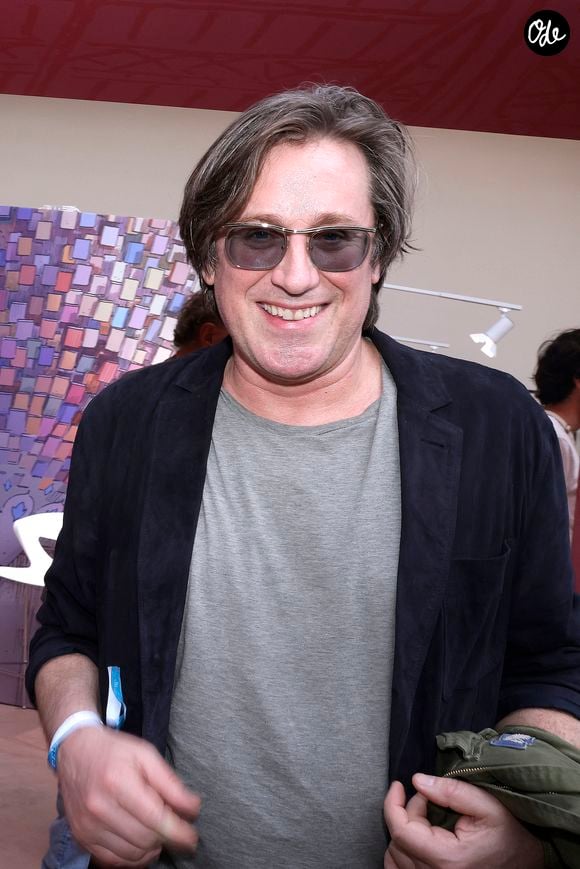 "Je ne sais pas si ça fait ça à tout le monde", s'est-il interrogé en évoquant son propre ressenti face au deuil.

Thomas Dutronc lors de la remise du 4ème prix Gotlib en marge du festival du livre au Grand Palais à Paris le 18 avril 2026.

© Cédric Perrin / Bestimage