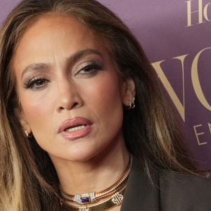 Jennifer Lopez arrive au gala annuel Women In Entertainment du Hollywood Reporter qui se tient au Beverly Hills Hotel à Beverly Hills, CA, le mercredi 3 décembre 2025. Photo par Sthanlee B. Mirador/SPUS/ABACAPRESS.COM