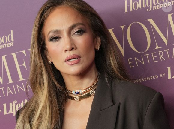 Jennifer Lopez arrive au gala annuel Women In Entertainment du Hollywood Reporter qui se tient au Beverly Hills Hotel à Beverly Hills, CA, le mercredi 3 décembre 2025. Photo par Sthanlee B. Mirador/SPUS/ABACAPRESS.COM