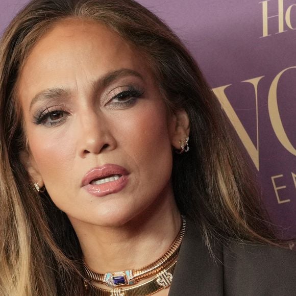 Jennifer Lopez arrive au gala annuel Women In Entertainment du Hollywood Reporter qui se tient au Beverly Hills Hotel à Beverly Hills, CA, le mercredi 3 décembre 2025. Photo par Sthanlee B. Mirador/SPUS/ABACAPRESS.COM