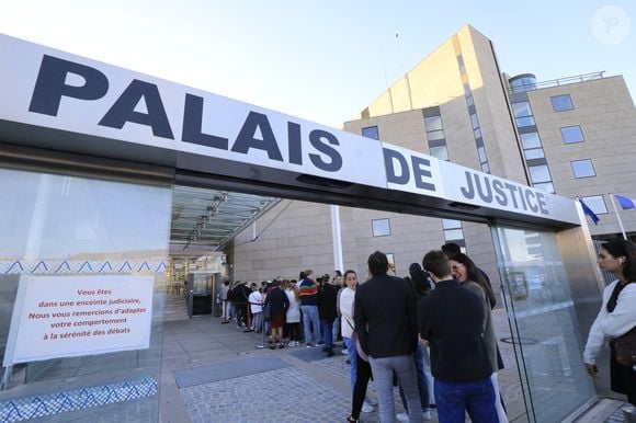 Reprise du procès des viols de Mazan: Gisèle Pélicot arrive au palais de justice d'Avignon lors du procès de son ex-mari D.Pelicot, accusé de l'avoir droguée pendant près de dix ans et d'avoir invité des inconnus à la violer à leur domicile de Mazan, une petite ville du sud de la France, à Avignon. Le 11 octobre 2024. © Franz Chavaroche / Bestimage