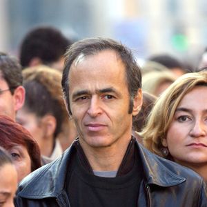 Dans une tribune publiée par Le Parisien, Jean-Jacques Goldman, Zazie et M. Pokora et beaucoup d'autres artistes s’opposent aux dérives de l’IA générative. 

Jean-Jacques Goldman lors d'une marche silencieuse de plus de 1 000 personnes organisée par l'association "Ni Putes ni Soumises" à Marseille, dans le sud de la France, Photo par Gerald Holubowicz/ABACA.