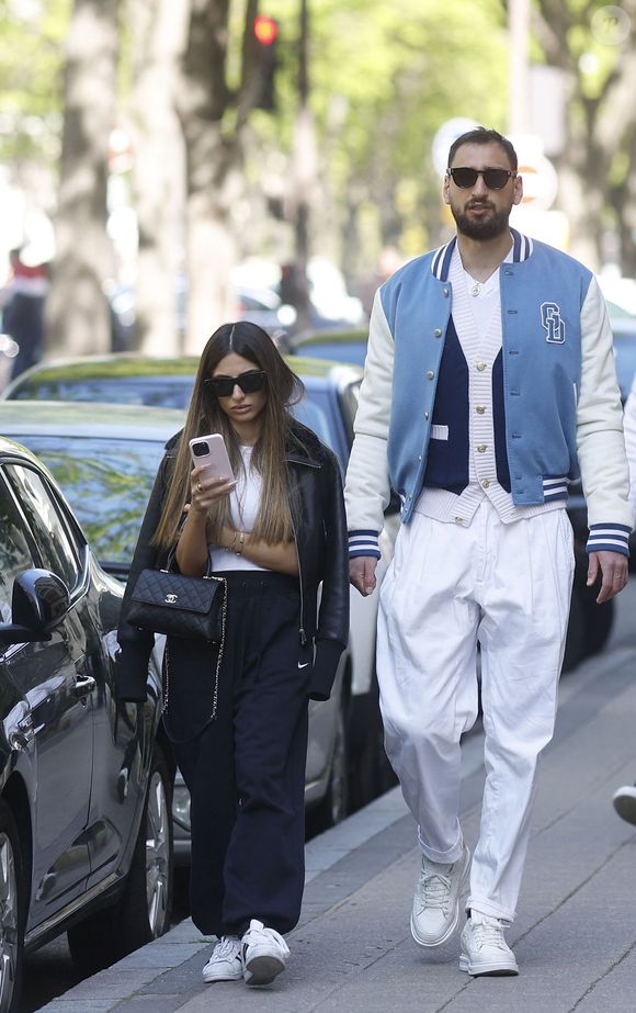 Ensemble, Gianluigi Donnarumma et elle ont eu un enfant, né le 13 septembre 2024

Exclusif - Gianluigi Donnarumma et sa femme Alessia Elefante se promènent Avenue Montaigne à Paris le 5 avril 2023. AGENCE / BESTIMAGE