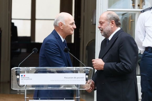 Eric Dupond-Moretti, ancien ministre de la Justice, garde des sceaux, Didier Migaud, ministre de la Justice lors de la passation de pouvoir au ministère de la Justice après la mise en place du gouvernement Barnier à Paris le 23 septembre 2024.

© Christophe Clovis / Bestimage