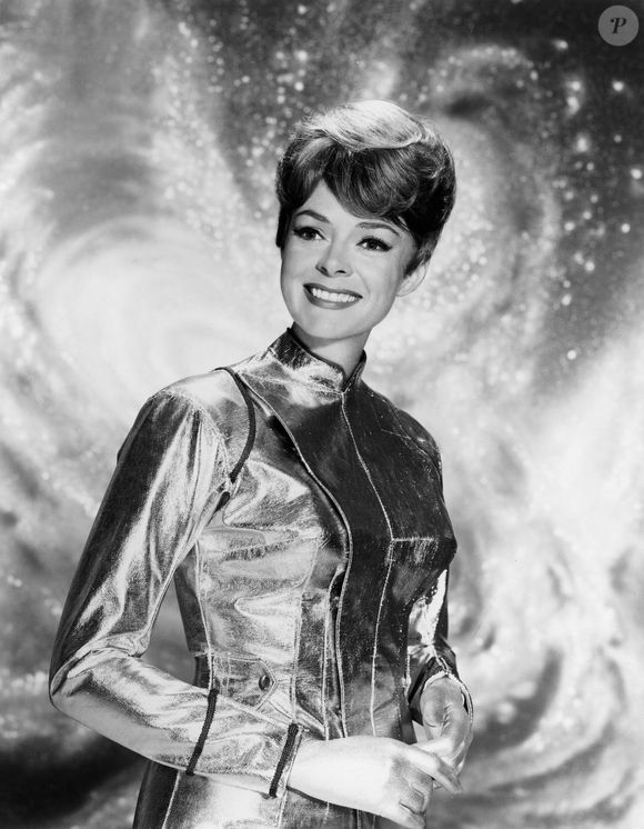June Lockhart, "Lost In Space" circa 1965 CBS. Série télévisée américaine de science-fiction, qui suit les aventures d'une famille de pionniers de la colonisation spatiale dont le vaisseau dévie de sa trajectoire. Elle a été créée et produite par Irwin Allen, filmée par 20th Century Fox Television et diffusée sur CBS. La série a duré trois saisons, avec 83 épisodes diffusés entre le 15 septembre 1965 et le 6 mars 1968. La première saison a été filmée en noir et blanc, les deuxième et troisième saisons en couleur. Photo par LFI/Photoshot/ABACAPRESS.COM