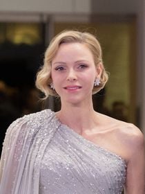 Bal de la Rose : La princesse Charlene étincelante face aux jeunes mariés Charles Leclerc et Alexandra, divine en robe de satin rose