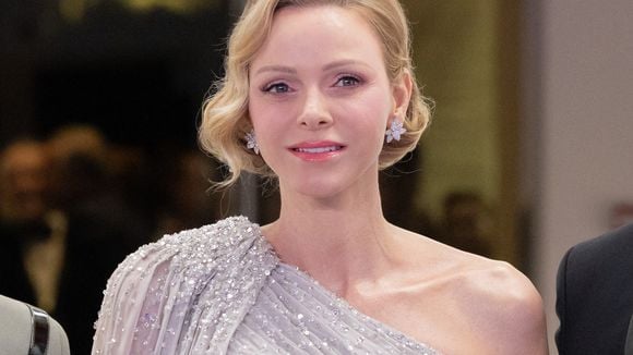 Bal de la Rose : La princesse Charlene étincelante face aux jeunes mariés Charles Leclerc et Alexandra, divine en robe de satin rose