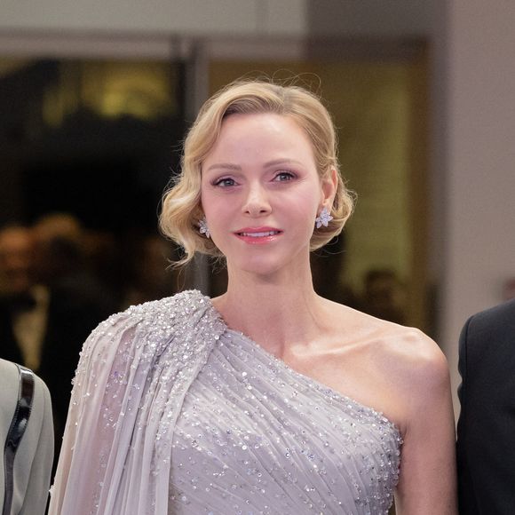 Le Bal de la Rose a célébré sa 70e édition sous le thème spatial “Galaxy Rose Ball”.

S.A.S. la princesse Charlène de Monaco assiste à la 70e édition du Bal de la Rose au Sporting Club de Monte-Carlo à Monaco © Olivier Huitel/Pool Monaco/Bestimage