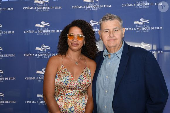 Pierre Ménès et sa femme Mélissa - Photocall de la cérémonie de clôture du 8ème Festival du Cinéma et Musique de Film de La Baule le 3 juillet 2022. © Rachid Bellak/bestimage