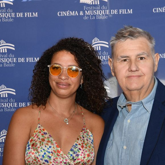 Pierre Ménès et sa femme Mélissa - Photocall de la cérémonie de clôture du 8ème Festival du Cinéma et Musique de Film de La Baule le 3 juillet 2022. © Rachid Bellak/bestimage