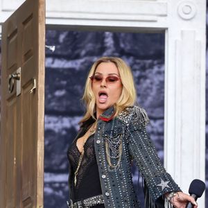 Ile de Wight, Royaume-Uni. Anastacia fait une entrée remarquée sur scène à l'Isle of Wight Festival 2026. La chanteuse de "I'm Outta Love" a enthousiasmé la foule, les fans reprenant ses chansons en chœur lors de son set au festival. Backgrid UK/ Bestimage