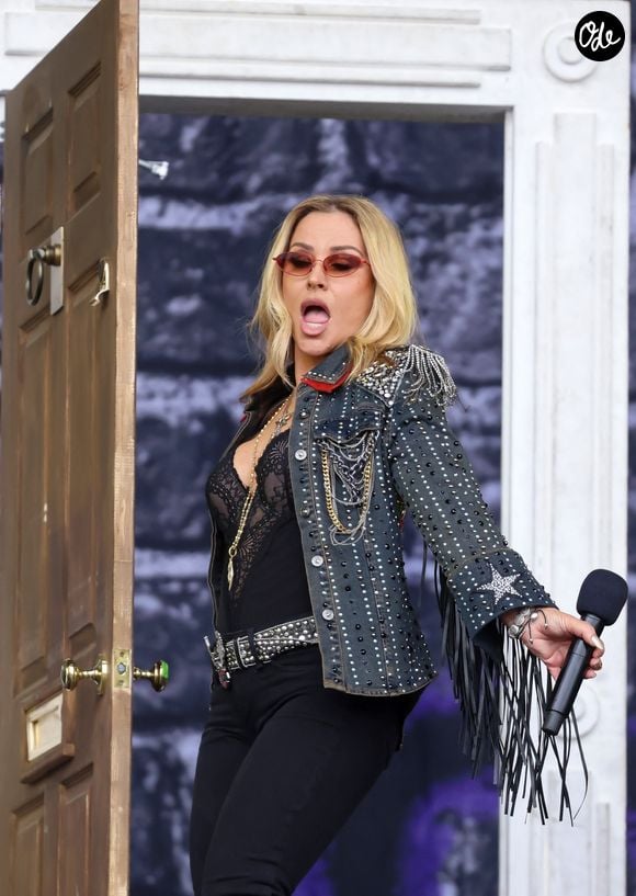 Ile de Wight, Royaume-Uni. Anastacia fait une entrée remarquée sur scène à l'Isle of Wight Festival 2026. La chanteuse de "I'm Outta Love" a enthousiasmé la foule, les fans reprenant ses chansons en chœur lors de son set au festival. Backgrid UK/ Bestimage