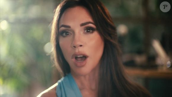 À tel point qu'elle choisit même des établissements pour suivre des cures lorsqu'elle en a l'occasion. 


Victoria Beckham dans une publicité pour sa marque "Victoria Beckham Beauty Line".