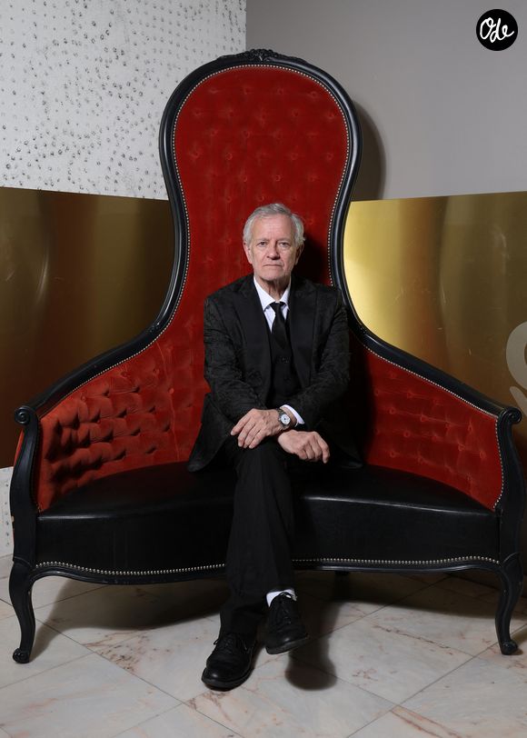 Exclusif - Francis Huster (parrain du festival et AIXcellence d'Honneur) lors d'une séance photo avant l'ouverture de la 5ème édition du Festival du Cinéma Français & Gastronomie à Aix-les-Bains, France, le 1er juin 2026. © Denis Guignebourg/Bestimage