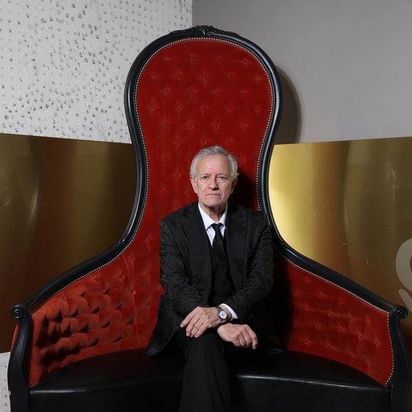 Exclusif - Francis Huster (parrain du festival et AIXcellence d'Honneur) lors d'une séance photo avant l'ouverture de la 5ème édition du Festival du Cinéma Français & Gastronomie à Aix-les-Bains, France, le 1er juin 2026. © Denis Guignebourg/Bestimage