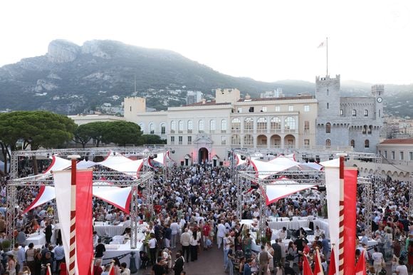 On y trouve notamment tomates, courgettes, aubergines, poivrons, fraises et herbes diverses. 

Célébration des 20 ans de règne du prince souverain Albert II de Monaco sur la place du Palais à Monaco, le 19 juillet 2025. © Jean-Charles Vinaj/Pool Monaco/Bestimage