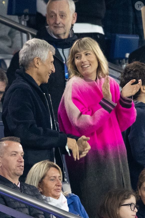 Nagui et Melanie Page dans les tribunes du match de football de qualification pour la coupe du monde 2026 opposant la France à Azerbaïdjan (3-0) au Parc des Princes à Paris, France, le 10 octobre 2025. © Cyril Moreau/Bestimage