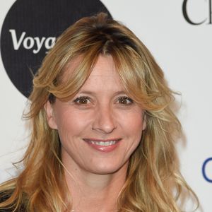 Les téléspectateurs attentifs peuvent ainsi reconnaître la lampe Nomad (disponible ici au prix de 265 euros) ou encore le fauteuil Bozzolo (disponible ici au prix de 1950 euros).

Sarah Lavoine - 8ème édition du Dîner Link pour Aides au Pavillon Cambon à Paris. 2024 © Coadic Guirec/Bestimage