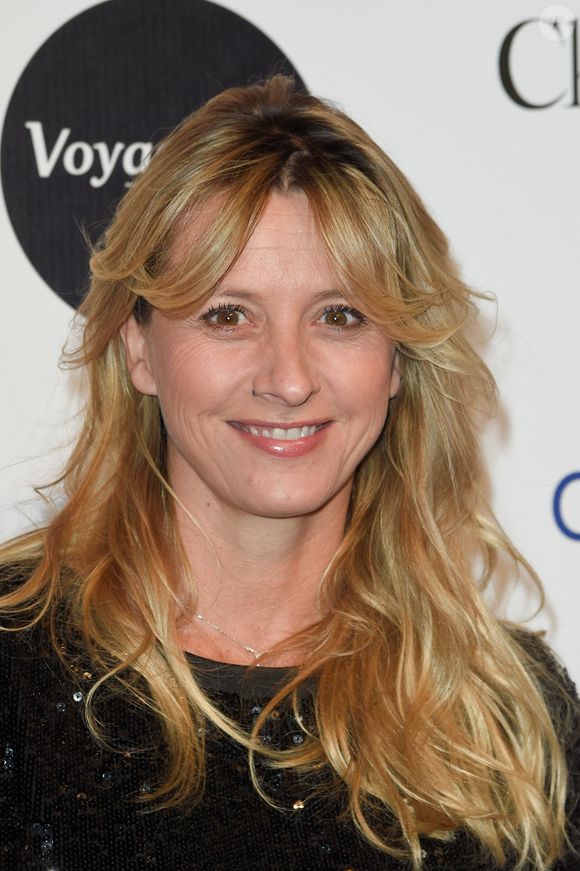 Les téléspectateurs attentifs peuvent ainsi reconnaître la lampe Nomad (disponible ici au prix de 265 euros) ou encore le fauteuil Bozzolo (disponible ici au prix de 1950 euros).

Sarah Lavoine - 8ème édition du Dîner Link pour Aides au Pavillon Cambon à Paris. 2024 © Coadic Guirec/Bestimage