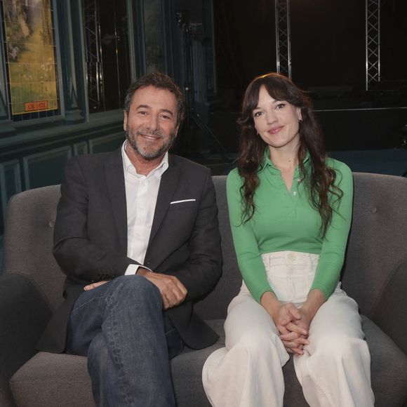 Exclusif -  Bernard Montiel, la chanteuse Jain - Enregistrement de l'émission "OlympiaScope", présentée par B.Montiel et diffusée le 9 (S2 22h30) et 30 mars (S3 23h45) sur Olympia TV, une chaîne du groupe Canal+ et en replay sur myCANAL. Le 29 mai 2024. © Jack Tribeca/Bestimage