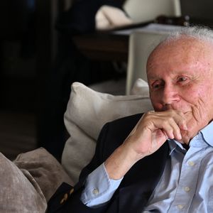 Exclusif - Philippe Bouvard, journaliste français, écrivain, homme de radio et de télévision, à son domicile, en interview télé avec le journaliste producteur Cyril Viguier à Cannes, le 27 février 2025. 


© Bruno Bebert/Bestimage