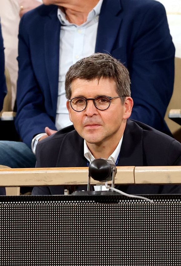 Thomas Sotto dans les tribunes lors des Internationaux de France de Tennis de Roland Garros 2025, à Paris, France, le 4 juin 2025. © Jacovides-Moreau/Bestimage