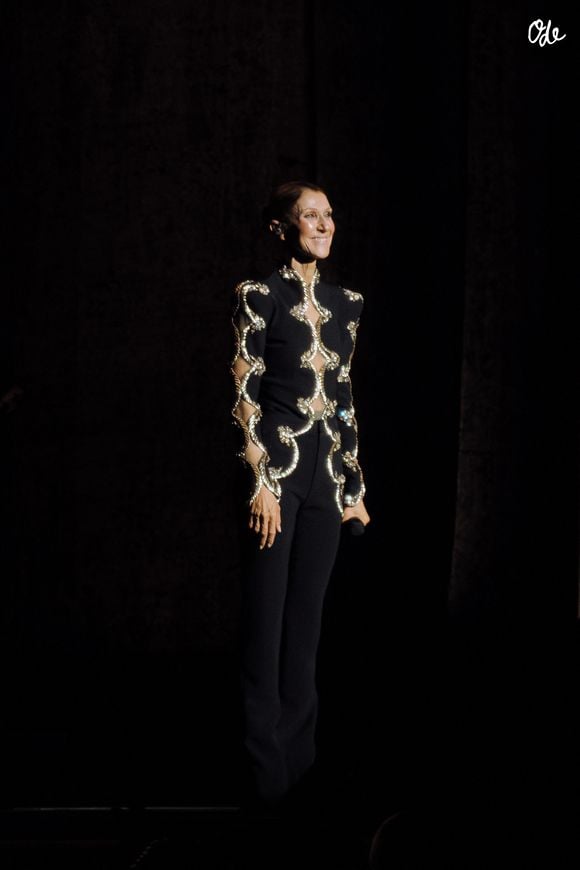 Exclusif - La chanteuse québécoise Céline Dion fait un retour triomphal sur scène à la Plénitude Arena pour le lancement de sa résidence à Paris, une série de seize concerts programmés jusqu'au 17 octobre 2026.