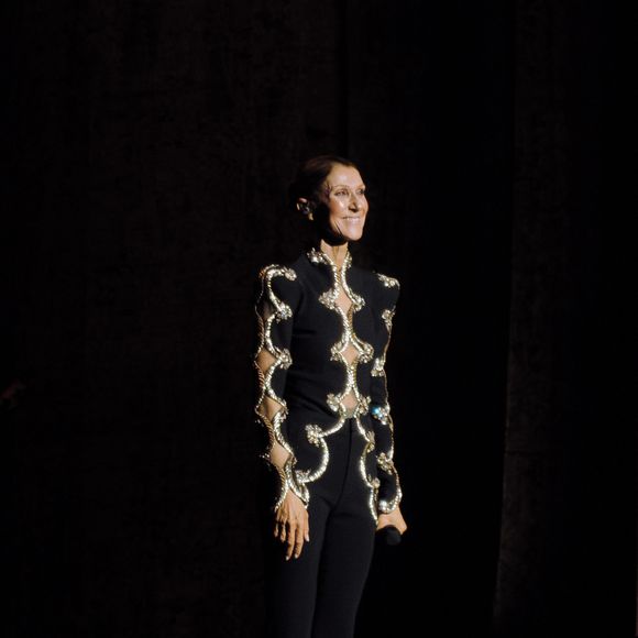 Exclusif - La chanteuse québécoise Céline Dion fait un retour triomphal sur scène à la Plénitude Arena pour le lancement de sa résidence à Paris, une série de seize concerts programmés jusqu'au 17 octobre 2026.