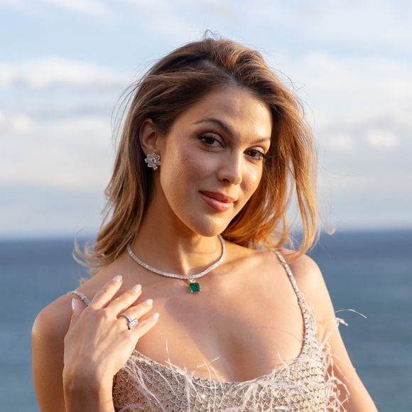 Iris Mittenaere s’est offert une parenthèse enchantée en Sardaigne, entre soleil et eaux turquoise.

Iris Mittenaere - Défilé "Caroline's Couture" présenté par Caroline Scheufele sur la terrasse Chopard de l'hotel "Le Martinez " lors du 79ème Festival International du Film de Cannes. © Florent Lavielle/Bestimage
