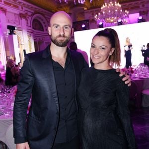 Denitsa Ikonomova (enceinte) et son compagnon François Alu - Photocall du 5ème gala de charité de l'association "Les Bonnes Fées" à l'occasion de la campagne mondiale "Octobre Rose" à l'hôtel Peninsula, Paris le 3 octobre 2024. © Rachid Bellak/Bestimage