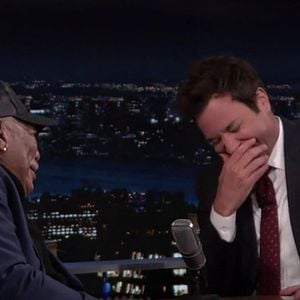 La star confie même à Jimmy Fallon qu'il nourrit lui-même ses abeilles sans aucune combinaison de protection. Plus surprenant encore : il ne se serait jamais fait piquer ! 

Morgan Freeman dans le "Tonight Show". 

© Backgrid UK/ Bestimage