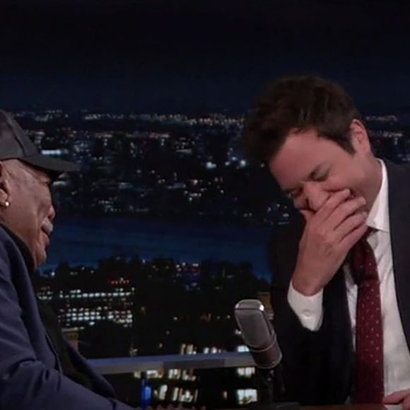 La star confie même à Jimmy Fallon qu'il nourrit lui-même ses abeilles sans aucune combinaison de protection. Plus surprenant encore : il ne se serait jamais fait piquer ! 

Morgan Freeman dans le "Tonight Show". 

© Backgrid UK/ Bestimage