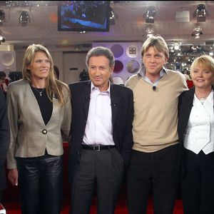 Paris (France), le 28 janvier 2004. Benoît Poelvoorde, Kathalyn Jones Mann, Michel Drucker, Claude François Jr, Isabelle Forêt et Marc François assistent à l'enregistrement de l'émission « Vivement Dimanche : Spécial Claude François ». © Jean-Jacques Datchary/ABACA.